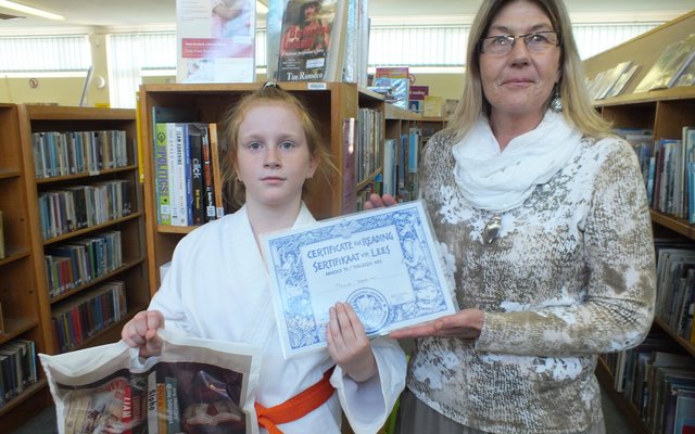 Mikayla Herselman, wat nie op die groepfoto kon wees, is hier met haar sertifikaat en pakkie by Sharman Geldenhuys